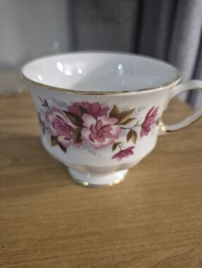 Bone China Teacup with Pink Rose Floral Pattern and Gold Trim